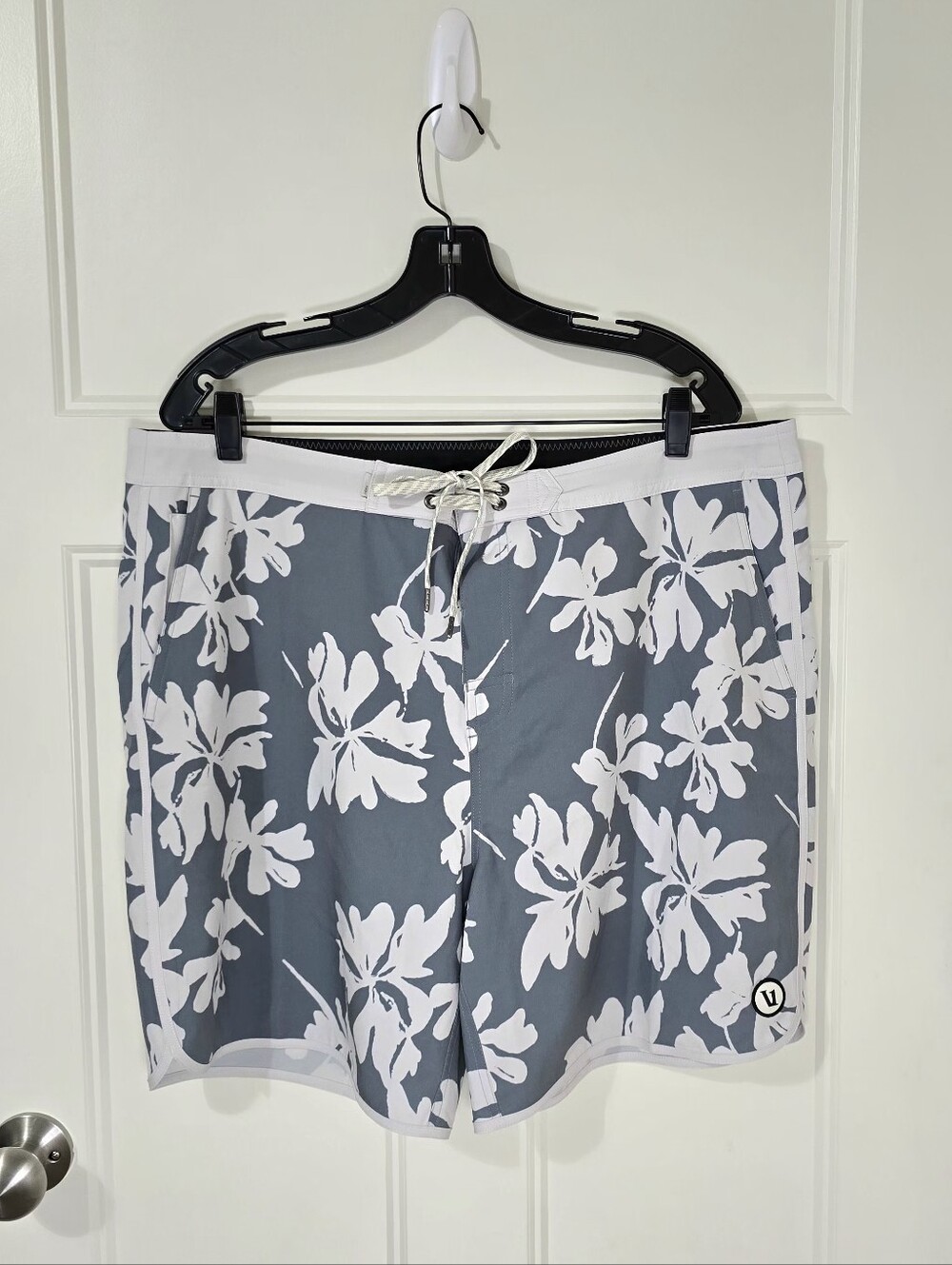 Vuori Cruise Boardshort Dusty Blue Floral Men's 38 NWOT Beach Vacation